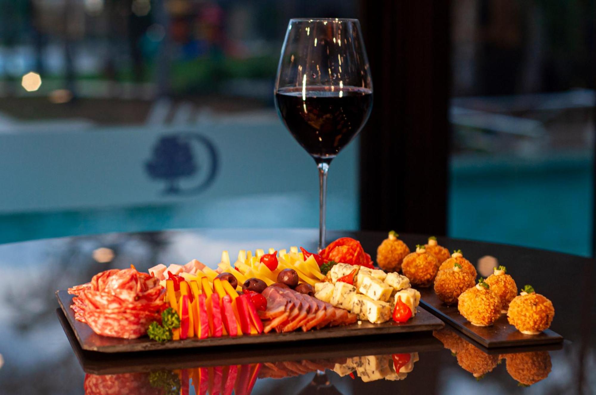 Doubletree By Hilton - Resort - Foz Do Iguacu Exterior photo A wine and tapas pairing